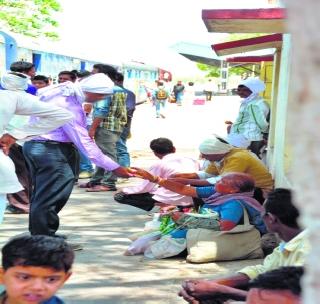 Guntak sale on railway station platforms is underway! | बिनधास्त सुरू आहे रेल्वे स्थानकाच्या फलाटांवर गुटखा विक्री!