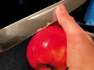 The chocolate fatal Mennon has sold apple coating | चॉकलेटी घातक मेनाच्या कोटिंगचे सफरचंद विक्रीला The chocolate fatal Mennon has sold apple coating | चॉकलेटी घातक मेनाच्या कोटिंगचे सफरचंद विक्रीला