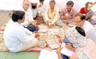 After the assurance behind blind fasting fast | आश्वासनानंतर अंध दाम्पत्याचे उपोषण मागे