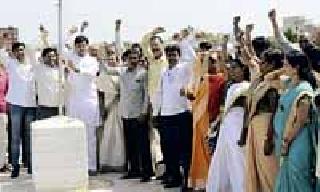 Independent Vidarbha flag marched by Ravi Rana | रवी राणांनी फडकविला स्वतंत्र विदर्भाचा झेंडा Independent Vidarbha flag marched by Ravi Rana | रवी राणांनी फडकविला स्वतंत्र विदर्भाचा झेंडा
