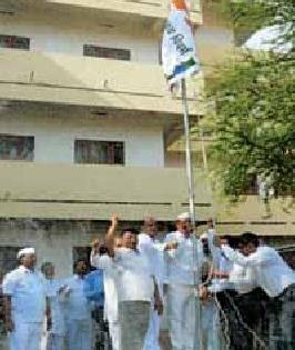 Independent Vidarbha State's symbolic flag hoisting | स्वतंत्र विदर्भ राज्याचे प्रतिकात्मक ध्वजारोहण