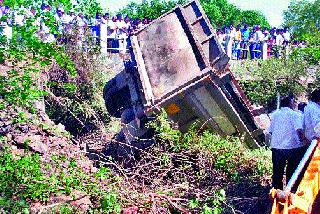 A slay of sand dump collapsed | वाळूचा डंपर कोसळून एक ठार A slay of sand dump collapsed | वाळूचा डंपर कोसळून एक ठार