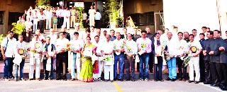 Manpath officials-employees' pride | मनपातर्फे अधिकारी-कर्मचाऱ्यांचा गौरव Manpath officials-employees' pride | मनपातर्फे अधिकारी-कर्मचाऱ्यांचा गौरव