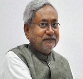 Nitish Kumar slaps sandal in Janata court | जनता दरबारात नितीश कुमार यांच्यावर चप्पल फेकली