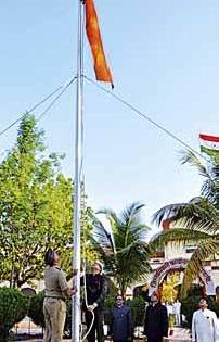 Maharashtra Day flag hoisting in Collectorate office | जिल्हाधिकारी कार्यालयात महाराष्ट्र दिनी ध्वजारोहण