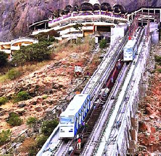 It can reach Saptashringa fort in three minutes | सप्तशृंग गडावर तीन मिनिटांत पोहोचणे शक्य It can reach Saptashringa fort in three minutes | सप्तशृंग गडावर तीन मिनिटांत पोहोचणे शक्य