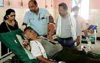 13 passengers were injured in a truck crash | ट्रक अपघातात १३ प्रवासी जखमी 13 passengers were injured in a truck crash | ट्रक अपघातात १३ प्रवासी जखमी