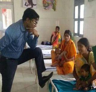 IAS officer's photo viral talking to the patient by placing the feet on the bed in the hospital | रुग्णालयात बेडवर पाय ठेवून रुग्णाशी बोलणा-या आयएएस अधिका-याचा फोटो व्हायरल