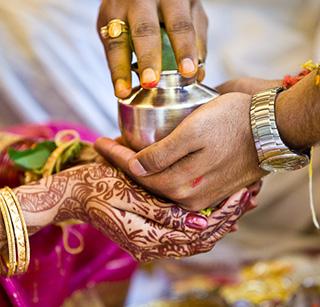 'Here, the marriage of the girl's father will take place | 'इथे, मुलींचा वडिलांबरोबर होतो विवाह