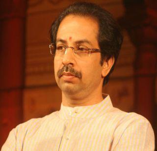 Uddhav Thackeray's car hit a two-wheeler and two wounded | उद्धव ठाकरेंच्या ताफ्यातील गाडीची दुचाकीला धडक, दोन जखमी