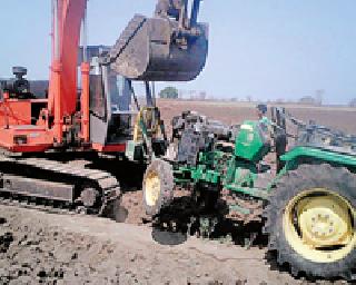 After the control, the tractor dam collapsed in the river | नियंत्रण सुटल्याने ट्रॅक्टर नदीत कोसळला After the control, the tractor dam collapsed in the river | नियंत्रण सुटल्याने ट्रॅक्टर नदीत कोसळला