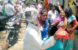 Garamkar's Gram Panchayat on the Gram Panchayat, for the water supply | पाण्यासाठी गावकऱ्यांचा ग्रामपंचायतीवर घागर मोर्चा Garamkar's Gram Panchayat on the Gram Panchayat, for the water supply | पाण्यासाठी गावकऱ्यांचा ग्रामपंचायतीवर घागर मोर्चा