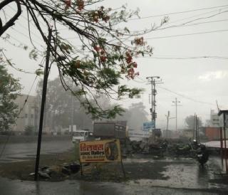 Light rain in Latur district with torrential wind | लातूर जिल्ह्यात वादळी वाऱ्यासह अवकाळी पावसाची हजेरी