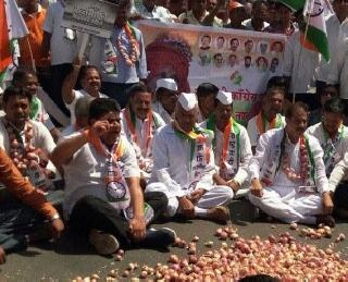 Stop the road to the district for the onion cultivation | कांद्याच्या हमीभावासाठी जिल्ह्यात रास्ता रोको