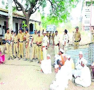 Workers stopped the bank from taking possession of sugar | बँकेला साखरेचा ताबा घेण्यापासून कामगारांनी रोखले