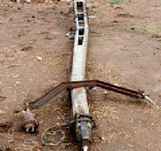 The storm damaged 395 lightning pillars | वादळाने ३९५ वीज खांब कोसळले The storm damaged 395 lightning pillars | वादळाने ३९५ वीज खांब कोसळले
