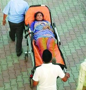 A woman rescued from the escrow escaped safely | एक्स्प्रेसखाली अडक लेल्या तरुणीची सुखरूप सुटका
