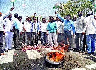 Stop the way for the feed depot; Outbreaks of Farmers | चारा डेपोसाठी रास्ता रोको; शेतकऱ्यांचा उद्रेक Stop the way for the feed depot; Outbreaks of Farmers | चारा डेपोसाठी रास्ता रोको; शेतकऱ्यांचा उद्रेक