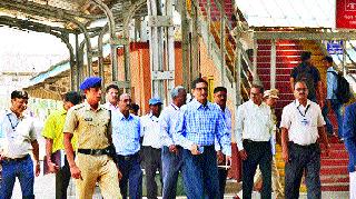 Divisional Manager of Nashik Road Railway Station | मंडल प्रबंधकांची नाशिकरोड रेल्वे स्थानकाची पाहणी Divisional Manager of Nashik Road Railway Station | मंडल प्रबंधकांची नाशिकरोड रेल्वे स्थानकाची पाहणी
