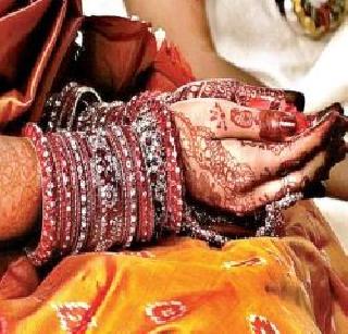 'Mehr' to be handed over to the suicide victim by a newly married woman! | नवविवाहितेकडून आत्महत्याग्रस्त कुटुंबास ‘मेहर’ची रक्कम सुपूर्द !