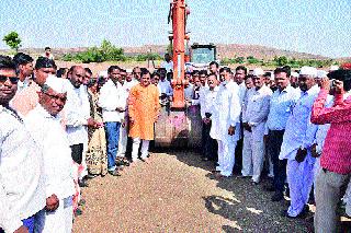 Eight thousand cubic meters of mud removed in four days | चार दिवसात काढला आठ हजार क्युबिक मीटर गाळ Eight thousand cubic meters of mud removed in four days | चार दिवसात काढला आठ हजार क्युबिक मीटर गाळ