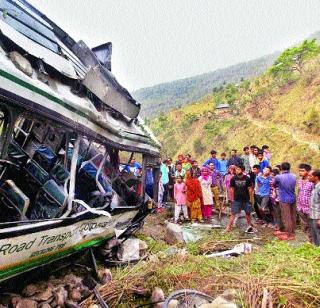 Bus collapsed; 14 killed | बस दरीत कोसळली; १४ ठार