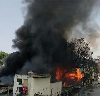 Bulk of fire in Pune | पुण्यात मंगळवारपेठेत भीषण आग