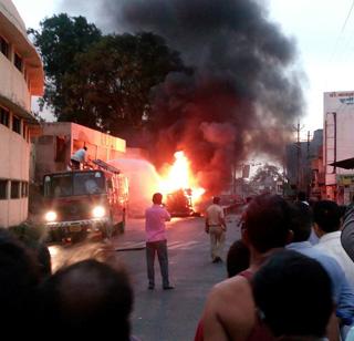 A fierce blast happened after the cylinder carrying container rolled near Nashik | नाशिकजवळ सिलेंडर वाहून नेणारा कंटेनर उलटल्याने भीषण स्फोट