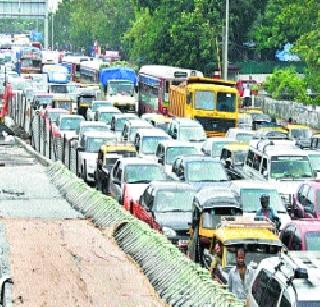 Leave the space to break the traffic jams | वाहतूककोंडी फोडण्यासाठी जागा सोडा