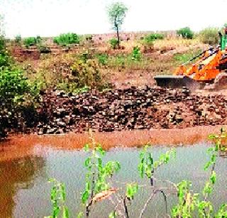 The cancellation of canal broke | कालव्याचा भराव फुटला The cancellation of canal broke | कालव्याचा भराव फुटला