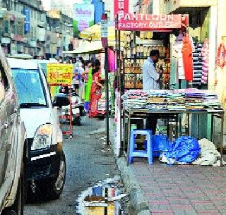 The majority of the footpaths are swallowed by sellers | बहुसंख्य पदपथ विक्रेत्यांकडून गिळंकृत