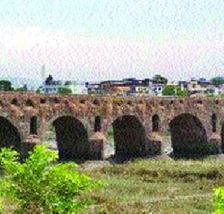 The plight of the historic bridge on the river Mango in Nagothane | नागोठणेतील आंबा नदीवरील ऐतिहासिक पुलाची दुर्दशा