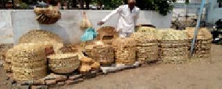 Traditional baskets to harvest day | पारंपरिक टोपल्यांना सुगीचे दिवस