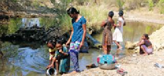 Water from a distance of 1 km | एक किमी अंतराहून आणतात पाणी