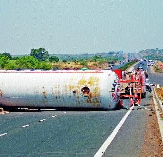 Gas tanker over Pune-Solapur highway reversed | पुणे-सोलापूर महामार्गावर गॅस टँकर उलटला