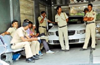 Police dummies on bunkers | डब्बा व्यापाऱ्यांवर पोलिसांच्या धाडी