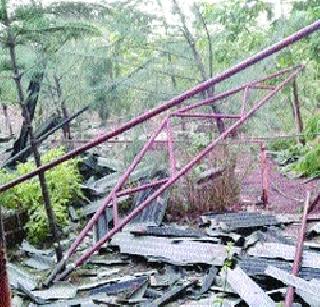 Large losses due to flying letters from Annecywadi School | ऐनाचीवाडी शाळेचे पत्रे उडाल्याने मोठे नुकसान Large losses due to flying letters from Annecywadi School | ऐनाचीवाडी शाळेचे पत्रे उडाल्याने मोठे नुकसान
