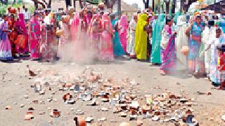 Chikhaldara tehsilvar women's 'Ghagar Morcha' | चिखलदरा तहसीलवर महिलांचा 'घागर मोर्चा' Chikhaldara tehsilvar women's 'Ghagar Morcha' | चिखलदरा तहसीलवर महिलांचा 'घागर मोर्चा'