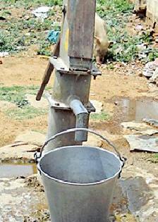 Decrease in water levels due to fuel wells | विंधन विहिरींमुळे पाण्याच्या पातळीत घट Decrease in water levels due to fuel wells | विंधन विहिरींमुळे पाण्याच्या पातळीत घट
