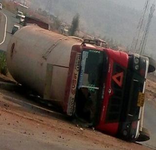 Gas tanker in Kasara Ghat flattened, traffic disrupted on Mumbai-Nashik highway | कसारा घाटात गॅस टँकर उलटला, मुंबई-नाशिक महामार्गावरची वाहतूक विस्कळीत