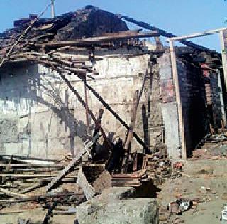 The cylinders burst, burnt the house | सिलिंडरचा भडका, घर जळून खाक