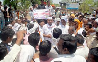 Farmers on the road against forest division ... | वनविभागाच्या विरोधात शेतकरी रस्त्यावर...