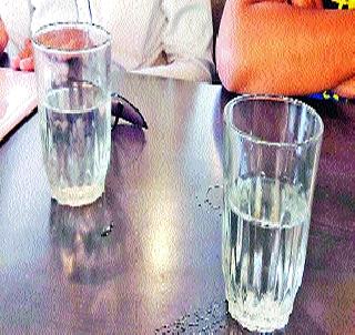 Glass has reduced its size to save water | पाणीबचतीसाठी ग्लासचा आकार केला निम्मा