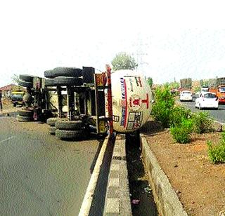Gas tariffs on the Mumbai-Nashik highway have been reversed | मुंबई-नाशिक महामार्गावर टँकर उलटल्याने गॅसगळती Gas tariffs on the Mumbai-Nashik highway have been reversed | मुंबई-नाशिक महामार्गावर टँकर उलटल्याने गॅसगळती