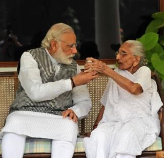 At the residence of the Prime Minister of India, to meet the child | मुलाला भेटण्यास मातोश्री पंतप्रधानांच्या निवासस्थानी