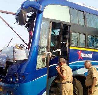 Four people were killed in a trailer-luxury bus near Shirdi | शिर्डीजवळ ट्रेलर-लक्झरी बसला अपघात, चार ठार