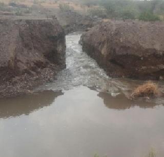 Urmodi canal breakthrough, waste millions of liters of water | उरमोडी कालव्याला भगदाड, लाखो लिटर पाणी वाया