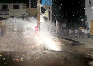 Millions of liters of water wastage ... | लाखो लिटर पाण्याचा अपव्यय... Millions of liters of water wastage ... | लाखो लिटर पाण्याचा अपव्यय...