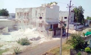 Residents suffer due to ... | चुन्यामुळे रहिवासी त्रस्त... Residents suffer due to ... | चुन्यामुळे रहिवासी त्रस्त...