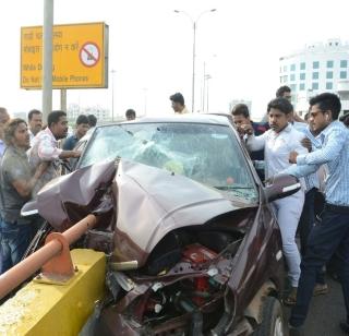 The car's divider hit, five injured | कारची दुभाजकास धडक, पाच जखमी